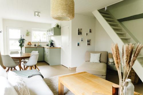 ein Wohnzimmer mit einem Sofa und einem Tisch in der Unterkunft Bijgebouw hoeve in landelijke omgeving in Putte