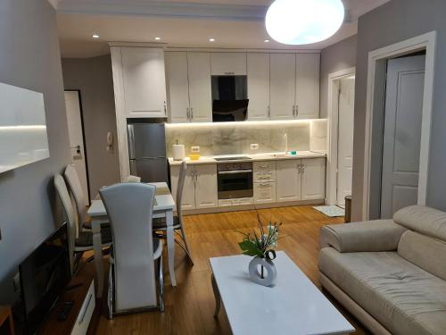 ティラナにあるComfort Apartment Tirana Centerのギャラリーの写真