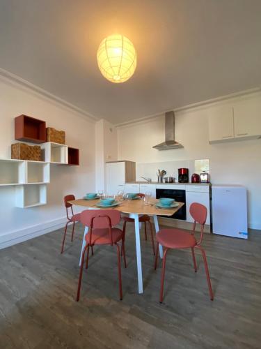 cocina con mesa y sillas en una habitación en L'appart du cœur de bourg, en Guéméné-Penfao