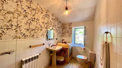 uma casa de banho com um lavatório, um WC e uma janela. em La Casa Antollosdocesar em Baralla