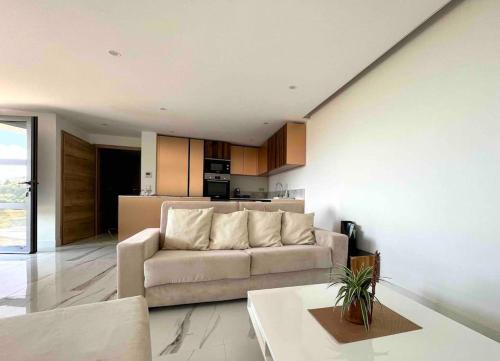 un salon avec un canapé et une table dans l'établissement 2 Pièces de 60m2, à Mandelieu-la-Napoule