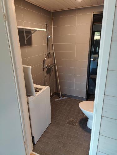 La salle de bains est pourvue d'un lavabo et de toilettes. dans l'établissement Minikoti, à Oulu