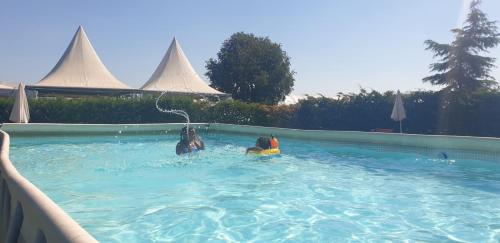 un par de personas en una piscina en Residenza Le Dimore, en Verona