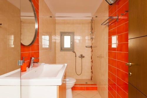 een badkamer met een wastafel, een toilet en een douche bij Stellar Villa Private Pool-Sea View in Porto Cheli