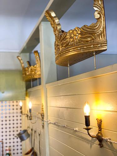 a gold crown on the wall of a bathroom at Baznīcas ielas apartamenti in Kuldīga