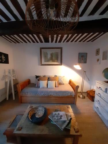 a bedroom with a bed and a table in a room at Studio Wanderlust in Le Bar-sur-Loup