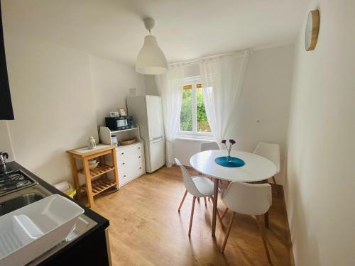 uma cozinha com uma mesa e cadeiras numa cozinha em Apartment Sea you em Lovran