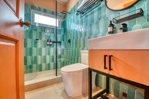 a bathroom with a toilet and a shower at Bocas Paradise Hotel in Bocas del Toro