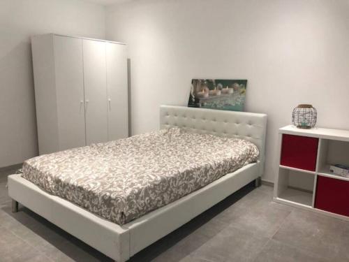 1 dormitorio con cama blanca y vestidor en Guest house à Chaudfontaine, en Chaudfontaine