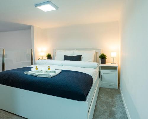 1 dormitorio con 1 cama grande y 2 toallas. en Bella Mia - Entire Apartment near Liszt Ferenc Ter, en Budapest