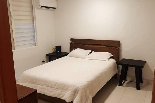 سرير أو أسرّة في غرفة في Cozy Apt near Pinero Train Stop