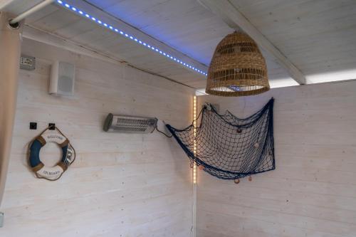 um quarto com uma rede de voleibol e uma ventoinha em Relaxroombeach em Anzio