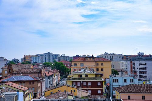 un gruppo di edifici in una città con un cielo di Casa Mameli - Pesaro Centro/Mare a Pesaro