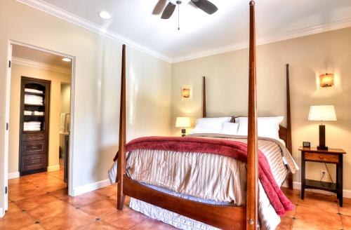 ein Schlafzimmer mit einem Bett und einem Deckenventilator in der Unterkunft 604 Gorgeous Renovated Condo, Steps to Omni Spa, Golf, Tennis, PFC & Exclusive Building Pool in Encinitas