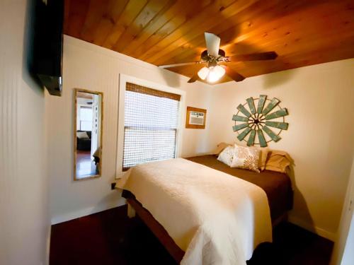 聖馬科斯的住宿－SpecialTies Cottage，一间卧室配有一张床和吊扇