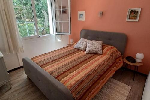 a bedroom with a large bed with two pillows on it at Appartement tout confort avec WIFI vue sur mer et piscine communautaire secteur EL GOLFET à Callela de Palafrugell in Palafrugell