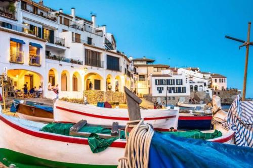 a group of boats parked in a harbor with buildings at Appartement tout confort avec WIFI vue sur mer et piscine communautaire secteur EL GOLFET à Callela de Palafrugell in Palafrugell