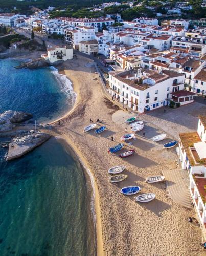 an aerial view of a beach with boats in the water at Appartement tout confort avec WIFI vue sur mer et piscine communautaire secteur EL GOLFET à Callela de Palafrugell in Palafrugell
