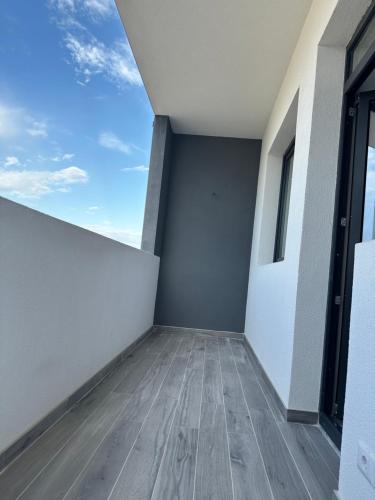 an empty room with a view of the sky at Parma Residence in Giroc