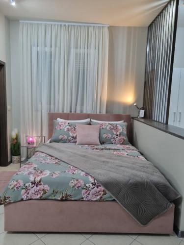 ein Schlafzimmer mit einem großen Bett mit rosa Kissen in der Unterkunft OnlyStudio in Zadar