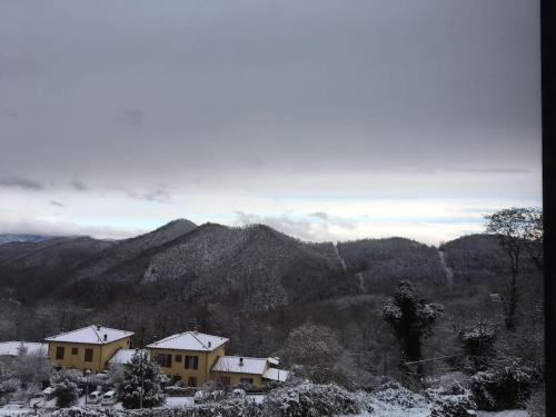 een groep huizen in de sneeuw met bergen bij Welcome in Toscana in Polcanto