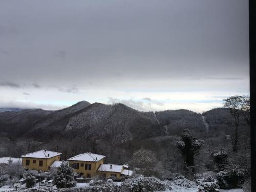 a group of houses in the snow with mountains at Welcome in Toscana in Polcanto
