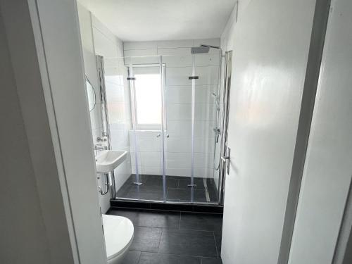a bathroom with a shower and a toilet and a sink at Perfekte 1,5 Wohnung Zentral in Leonberg gegenüber Einkaufzentrum in Leonberg