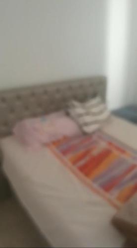 un primo piano di un letto con un mucchio di asciugamani di Bel appartement à sania plage vue sur mer a M'diq
