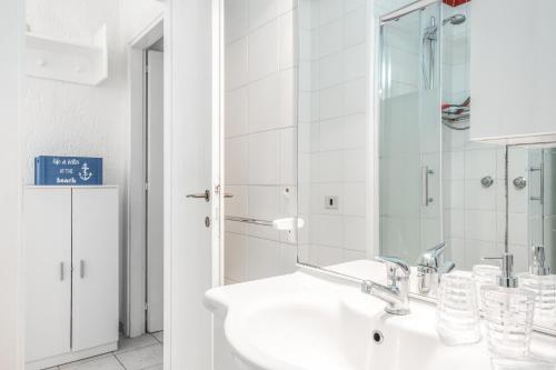A bathroom at Golfo Aranci-Appartamento Dalia 1 a 30m dal mare