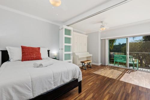 Un dormitorio con una cama y una ventana y un escritorio. en 628 Escape to Relaxation-Free Wifi-Free Parking, en Encinitas