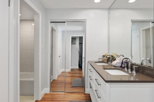 Un baño blanco con dos lavabos y un espejo. en 628 Escape to Relaxation-Free Wifi-Free Parking, en Encinitas
