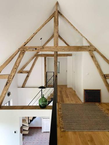 Ce loft est doté de poutres apparentes. dans l'établissement La Grange du Bois Germain, à Saint-Antonin-de-Sommaire