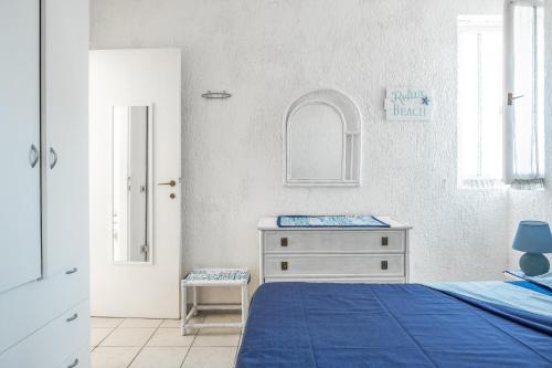 A bed or beds in a room at Golfo Aranci-Appartamento Dalia 1 a 30m dal mare
