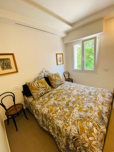 a bedroom with a bed and a window at Sul VenTo del Po in Melara