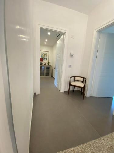 a hallway with a chair and a table in a room at Sul VenTo del Po in Melara