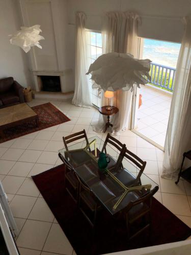 salon ze stolikiem kawowym i balkonem w obiekcie Pounta Beach House w mieście Sunion