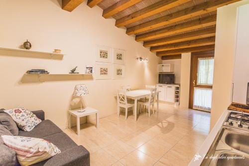 a living room with a couch and a table at Ca' degli Ulivi - Oliva Verde in Creazzo