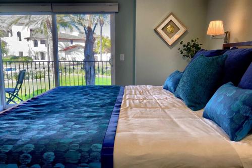 - une chambre avec un grand lit et une grande fenêtre dans l'établissement 631 Remodeled La Costa Retreat steps from the Resort Spa, PFC and Golf, à Encinitas