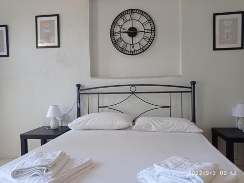 Postel nebo postele na pokoji v ubytování Sarantakis Apartments
