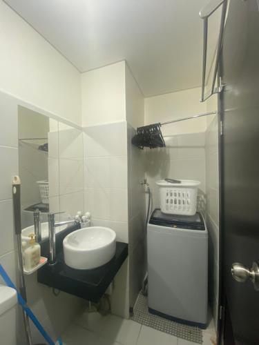een kleine badkamer met een wastafel en een toilet bij Your Crib - kasara -19 D tower 1 in Manilla