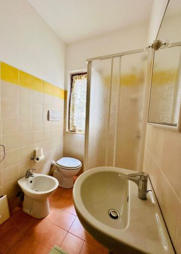 a bathroom with a sink and a toilet at Rena Majore in vacanza in Rena Majore