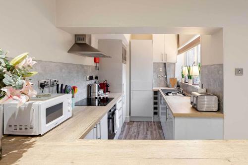 cocina con microondas y encimera en Craignish Apartments, en Falkirk