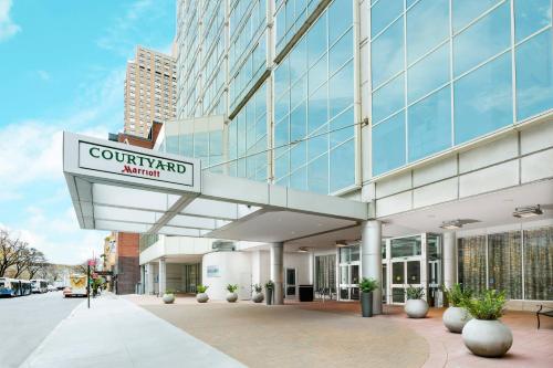 a building with a sign that reads court yard marriott at Courtyard New York Manhattan/Upper East Side in New York