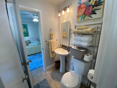 Łazienka z białą toaletą i umywalką w obiekcie Rock Ridge I. Private and close to everything. w mieście Vero Beach