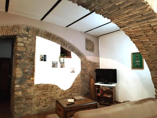 sala de estar con pared de piedra en Estia Bed and Relax, en Benevento