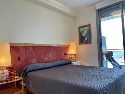 a bedroom with a bed with a red head board at Puerto - Somhome in Benicarló