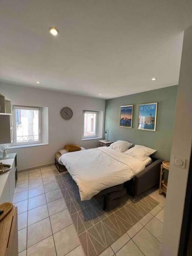 une chambre avec un grand lit dans une pièce dans l'établissement Appartement climatisé en bord de mer, à La Ciotat