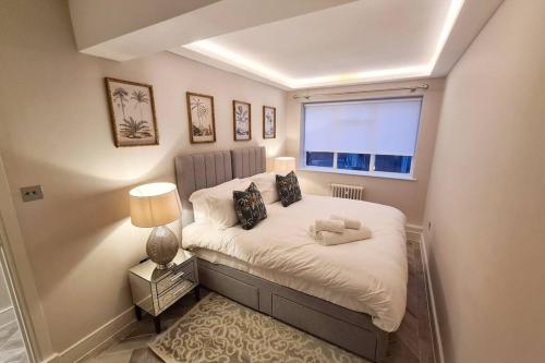 een kleine slaapkamer met een bed en een raam bij 39 steps to Harrods 2 Beds with AC in Londen