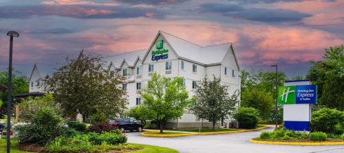 a hotel with a sign in front of a building at Holiday Inn Express & Suites - Lincoln East - White Mountains by IHG in Lincoln