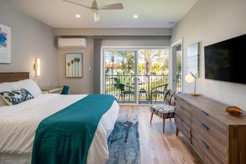 645 Fresh Modern Condo Inside Resort Gates - Free Wifi - Walk to Spa في إنسينيتاس: غرفة نوم بسرير كبير وبلكونة